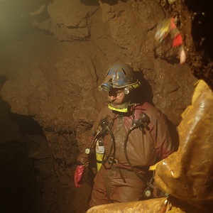 A CDG prepares to dive in a muddy cave